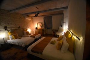 Una habitación de hotel con dos camas y dos lámparas. en La Clé de Voûte - 4 étoiles, en Saint-Marcel-dʼArdèche