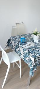 una silla blanca y una mesa con una manta azul y blanca en Alloggio Via Bertini, en Firenzuola