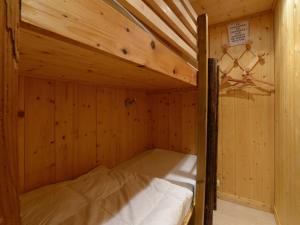 uma pequena cama de madeira num quarto de madeira em Appartement Plagne Aime 2000, 2 pièces, 6 personnes - FR-1-181-2567 em Aime La Plagne