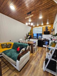 TV a/nebo společenská místnost v ubytování B&B Cottage in Mestia