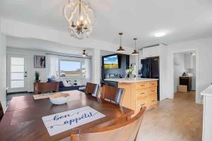 Et tv og/eller underholdning på 3 bedroom Poolside paradise near Marina