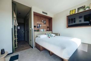 Posteľ alebo postele v izbe v ubytovaní JOST Hotel Montpellier Centre St Roch