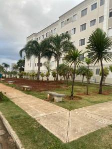 a group of benches in front of a building at Apto mobiliado -48m² próximo ao shopping Iguatemi in Votorantim