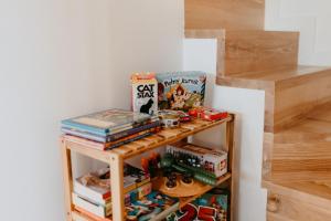 una pequeña estantería de madera con libros y juguetes. en Domki pod Kamionna, en Laskowa