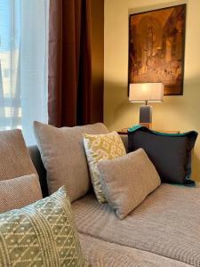 ジッダにあるشقة كاملة لك ولعائلتكのリビングルーム(ソファ、枕、ランプ付)