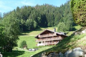 un edificio en una colina en un campo en Appartement cosy, 8 personnes, 3 chambres - MONTA01, en Beaufort
