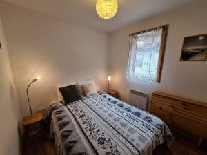 Appartement cosy, 8 personnes, 3 chambres - MONTA01 في بوفورت: غرفة نوم بسرير ونافذة