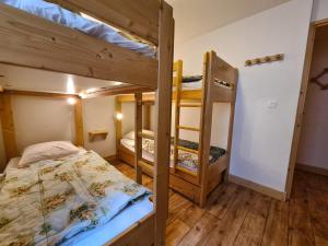 Uma ou mais camas em beliche em um quarto em Appartement cosy, 8 personnes, 3 chambres - MONTA01