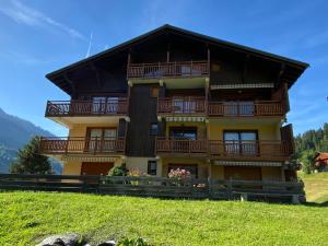 a large building with balconies on a hill at Appartement lumineux, 4 personnes, 1 chambre - OCII10 in Beaufort