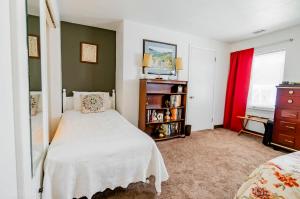ピッツバーグにあるThe George Washington on Mt Washingtonのベッドルーム(白いベッド1台、赤いカーテン付)