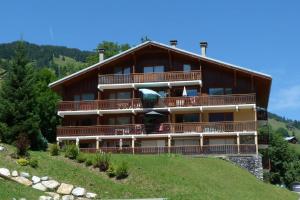 een groot gebouw bovenop een heuvel bij Appartement confortable, 6 personnes, 2 chambres, 1 mezzanine - BLD2 in Beaufort