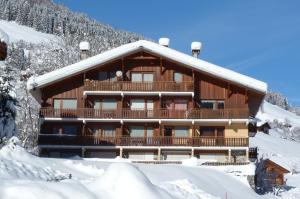 een skihut in de sneeuw met sneeuw bij Appartement confortable, 6 personnes, 2 chambres, 1 mezzanine - BLD2 in Beaufort +5 foto's