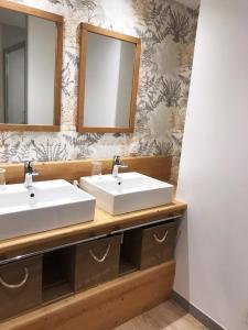 ein Badezimmer mit 2 Waschbecken und einem Spiegel in der Unterkunft Appartement centre village rénové, 6 personnes, 2 chambres - CL2D in Beaufort