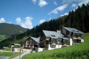 a large apartment building on a hill in the mountains at Appartement cosy, 4 personnes, 1 coin montagne - AR2005 in Beaufort