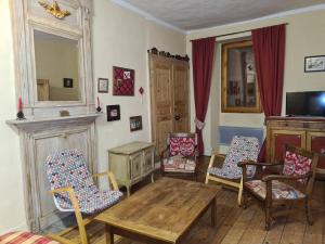 a living room with a wooden table and chairs at Appartement centre Beaufort, 8 personnes, 4 chambres - MONTBLANC in Beaufort
