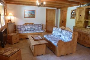 ein Wohnzimmer mit Sofas, einem Tisch und einem Sofa in der Unterkunft Chalet ambiance montagne, 10 personnes, 4 chambres - CH15 in Beaufort