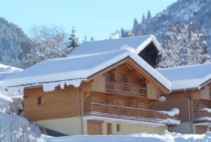 a log cabin with snow on the roof at Chalet ambiance montagne, 10 personnes, 4 chambres - CH15 in Beaufort