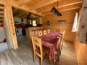 een eetkamer met een tafel en stoelen in een hut bij Chalet neuf, 8 personnes, 3 chambres - CH32 in Beaufort