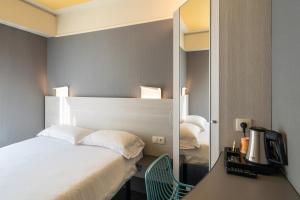 Tempat tidur dalam kamar di FIAP Paris