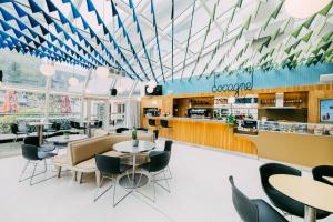 Un restaurante con mesas y sillas y un bar. en FIAP Paris, en París