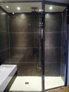 Et badeværelse på Les Champs Elysées-125m2 Modern and Spacious