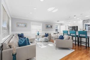 Et opholdsområde på Naples Luxury 4BDR+Den POOL Home