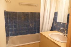 博福特的住宿－Appartement pied des pistes, 4 personnes, 1 coin montagne - PL1H，蓝色瓷砖浴室设有水槽和浴缸