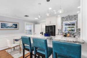 Et tv og/eller underholdning på Naples Luxury 4BDR+Den POOL Home