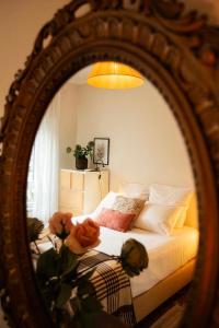 een spiegel die een bed reflecteert met teddyberen erop bij Apartamento com vista castelo in Setúbal