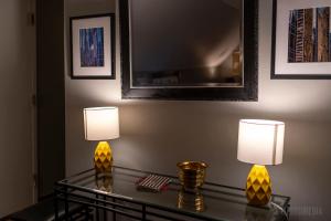 匹兹堡The Peak Mt Washington - Large 2bd Apt w A View的房间里的玻璃桌上两盏灯 更多37张照片