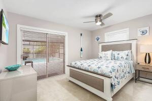 En eller flere senge i et værelse på Naples Luxury 4BDR+Den POOL Home + 35 billeder