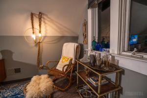 The Peak Mt Washington - Large 2bd Apt w A View的休息区