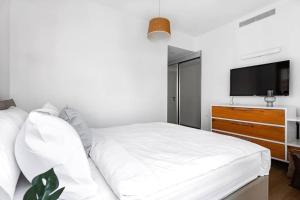 Un ou plusieurs lits dans un hébergement de l'établissement 3Bedroom Suite with balcony Yona Hotel