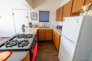 The Peak Mt Washington - Large 2bd Apt w A View的厨房或小厨房