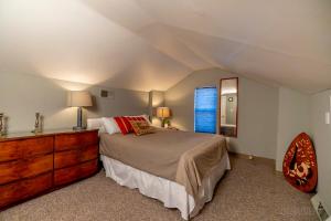匹茲堡的住宿－The Peak Mt Washington - Large 2bd Apt w A View，一间卧室配有一张床、一个梳妆台和一扇窗户。