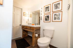 The Peak Mt Washington - Large 2bd Apt w A View的一间浴室
