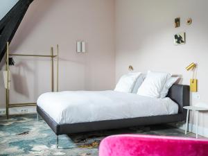 a bedroom with a bed and a pink rug at Parc Broekhuizen l Culinair landgoed in Leersum +102 photos