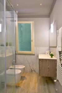 une salle de bain avec toilettes, lavabo et douche dans l'établissement Villa Allegra - Teloni, à Bibbona