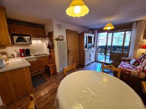 Kuchyň nebo kuchyňský kout v ubytování Appartement confortable, 4 personnes, 1 chambre, 1 coin montagne - ALPINA03