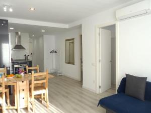 ロスピタレート・デ・リョブレガートにあるMarBarcelona Apartments Mas 12 bのリビングルーム、キッチン(テーブル、青いソファ付)
