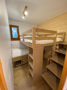- une chambre avec 2 lits superposés dans une cabine dans l'établissement Appartement cosy, 6 personnes, 2 chambres - MER11, à Beaufort