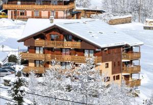 a large house with a snow covered roof at Appartement spacieux, 6 personnes, 3 chambres - MER13 in Beaufort +3 photos