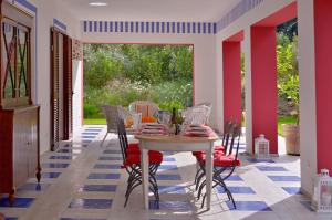 une salle à manger avec une table et des chaises dans l'établissement Villa Pandora - Teloni, à Bibbona