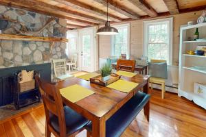 uma sala de jantar com uma mesa e uma parede de pedra em Country Cottage em Indian Point