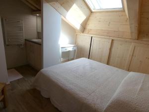 um quarto com uma cama branca e uma janela em Appartement haut standing, 8 personnes, 4 chambres - SOURCES302 em Beaufort