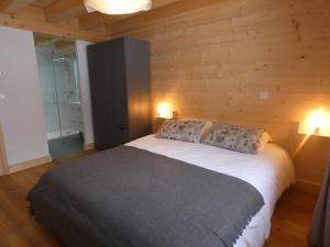 Una cama o camas en una habitación de Chalet cosy près des pistes, 12 personnes, 4 chambres - CH41
