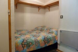 - une chambre avec un lit et une couette colorée dans l'établissement Appartement pied des pistes, 5 personnes, 1 coin montagne, 1 mezzanine - PL2B, à Beaufort