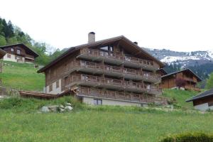 a large building on top of a hill at Appartement cosy, 5 personnes, 1 chambre, 1 coin montagne - ECRINI06 in Beaufort