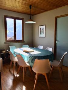 a dining room with a table and chairs and a table and chairsktop at Chalet vue panoramique, 11 personnes, 5 chambres - CH47 in Beaufort