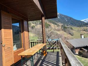 a porch of a cabin with a wooden bench on it at Chalet vue panoramique, 11 personnes, 5 chambres - CH47 in Beaufort